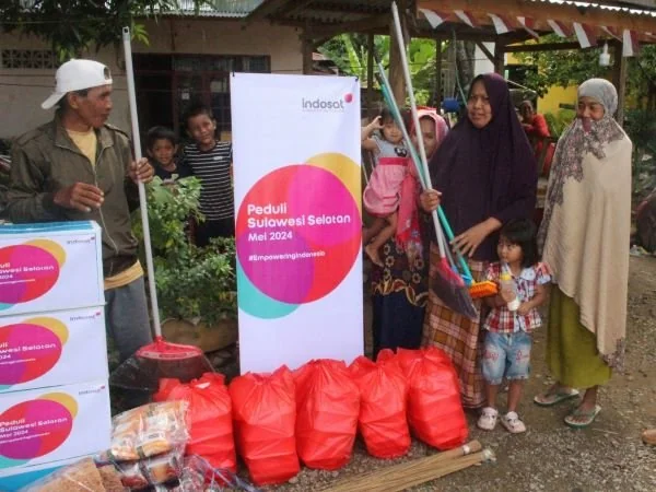 Indosat Ooredoo Hutchison (Indosat atau IOH) bergerak cepat dalam memberikan bantuan kepada masyarakat yang terdampak bencana banjir dan longsor di tujuh kabupaten di Sulawesi Selatan, Selasa (14/5).