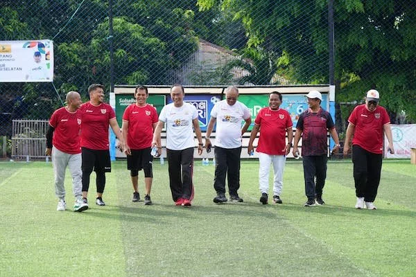 Pj Gubernur Sulsel, Prof. Zudan saat meluangkan waktu untuk mengikuti pertandingan eksibisi futsal bersama Tim Pj Gubernur melawan Tim Pj Bupati Jeneponto, Junaedi Bakri.
