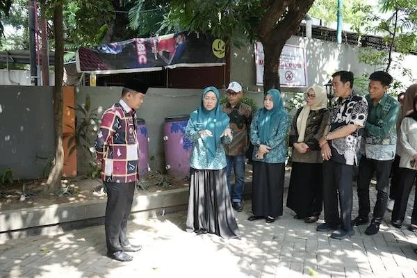 Ketua Tim Penggerak PKK Kota Makassar, Melinda Aksa saat Meninjau Langsung Pengelolaan Sampah di Kecamatan Mamajang, (Dok: Ist).