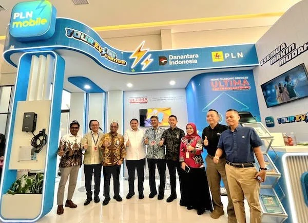 Kunjungan Walikota Makassar, Munafri Arifuddin ke booth PLN dalam Gaikindo Indonesia International Auto Show (GIIAS) pada 5-9 November 2025 di Summarecon Mutiara Makassar Convention Center, Kota Makassar.