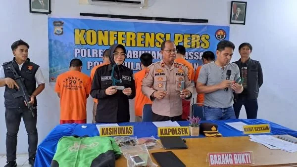 Konferensi pers penangkapan pelaku penipuan tiket palsu di Pelabuhan Makassar (Dok : Ist).