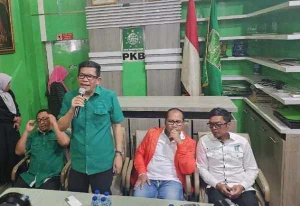 Danny Pomanto (kedua kanan) di kantor DPW PKB Sulsel, Makassar, Kamis (23/5).