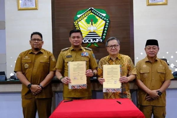 Bupati Gowa, Adnan Purichta Ichsan dan Senior Director Yayasan Putera Sampoerna, Elan Merdy saat penandatanganan MoU di Baruga Karaeng Pattingalloang, Kantor Bupati Gowa (Dok : Ist).