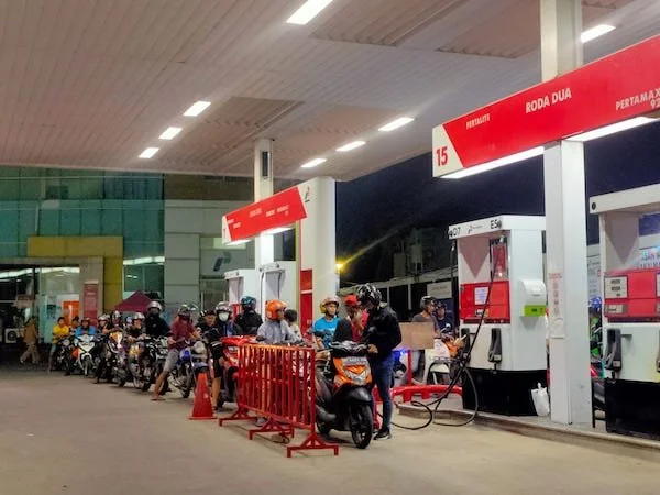 Kendaraan mengisi BBM Subsidi Pertalite di SPBU Racing Makassar. (Foto : Dok. KabarMakassar Andini)