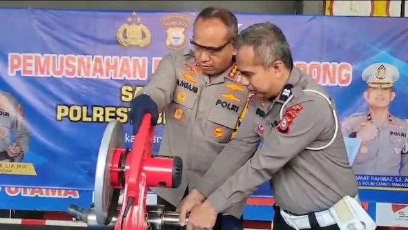 Pemusnahan knalpot brong oleh Polrestabes Makassar (Dok: Atri KabarMakassar)