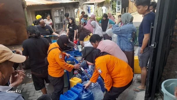 Penyaluran Air Bersih ke Warga Terdampak Kemarau (Dok: KabarMakassar).