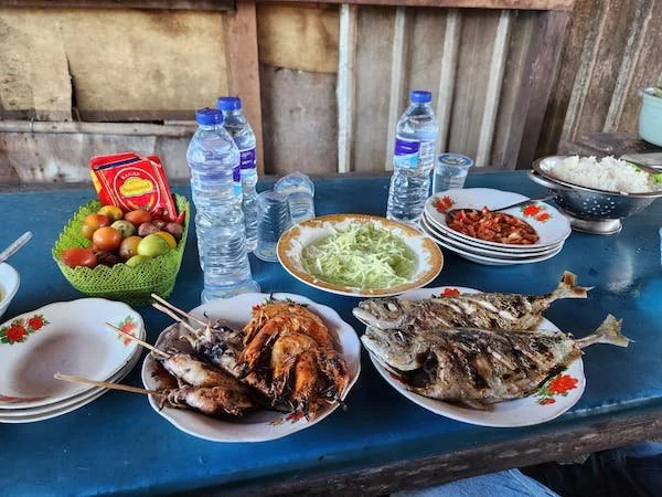 Beragam sajian hasil laut yang dipilih oleh pengunjung di Beba (Dok: Nofi KabarMakassar)