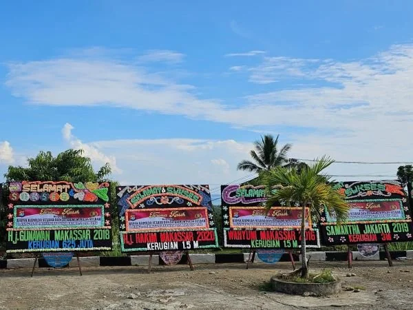 Karangan bunga yang dikirim para korban ke Polda Sulbar (Dok : Ist).