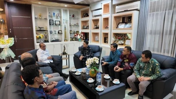 Diskusi bermakna bersama Kepala Kejaksaan Tinggi (Kajati) Sulawesi Tenggara, Dr. Sugeng Riyanta, S.H., M.H membahas isu strategis dan peran PLN dalam menghadirkan layanan kelistrikan yang andal, aman, dan berkepastian hukum. (Dok: Ist)