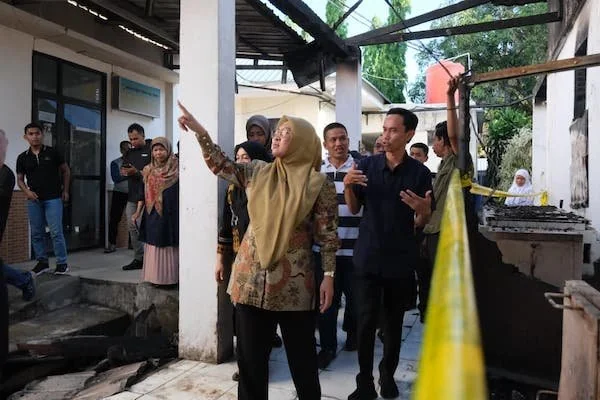 Bupati Gowa Husniah Talenrang saat Meninjau Lokasi Kebakaran RSUD Syekh Yusuf (Dok: Ist).