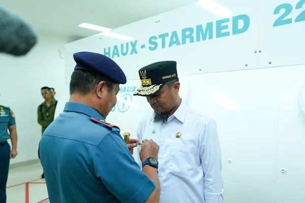 Penyematan tanda kehormatan kepada Gubernur Sulsel Andi Sudirman Sulaiman (dok. Ist)