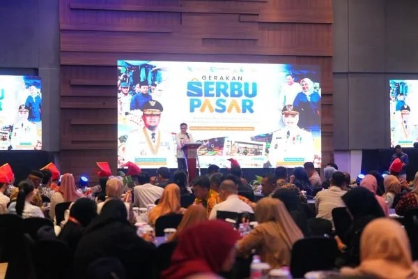 Sekretaris Daerah Provinsi Sulsel Jufri Rahman melainching gerakan Serbu Pasar (Dok : Ist).
