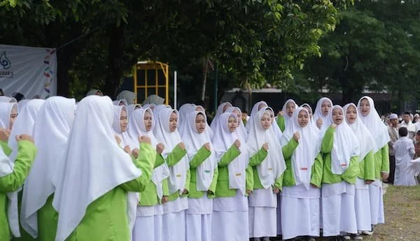 Santriwati yang Mengikuti Apel di Kantor Kementerian Agama (Kemenag) Kota Makassar di Lapangan Masjid Raya Al-Markaz Al-Islami, (Dok: KabarMakassar).