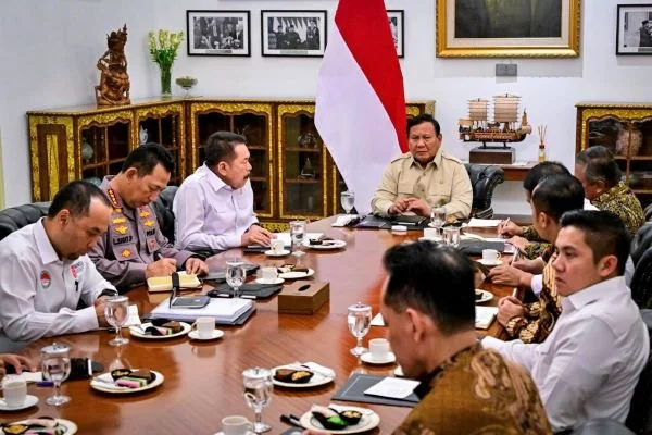 Presiden Prabowo Subianto memimpin rapat terbatas bersama sejumlah Menteri Kabinet Merah Putih terkait isu temuan pelanggaran standar mutu beras premium di pasaran (Dok : Ist).