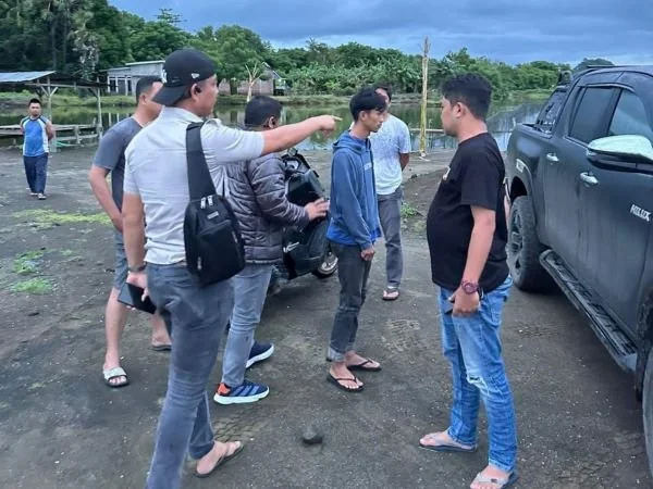 Polisi saat menangkap pelaku pembunuhan (Dok : Ist).
