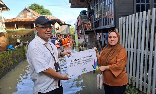 PLN IP UBP Tello salurkan bantuan bagi korban terdampak banjir di Makassar (Dok : Ist).