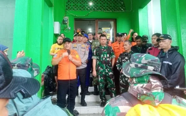 Kasi Ops Basarnas Makassar, Andi Sultan memberikan arahan kepada tim SAR gabungan. (Dok: Ist)