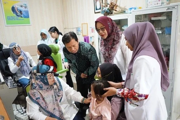 Pelaksanaan baksos kesehatan gratis di RSUD Haji, yang ditinjau langsung oleh Kadinkes Sulsel dr. Ishaq Iskandar (dok. Ist)