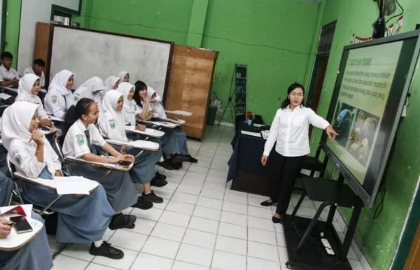 Penggunaan smart tv di jenjang SMA (dok. Ist)