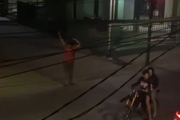 tangkapan layar video kelompok pemuda di Makassar saling serang gunakan panah busur (Dok:Ist)