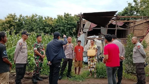Kapolres Jeneponto, AKBP Widi Setiawan didampingi Kapolsek Bangkala AKP Saifullah Syan beserta Bhabinkamtibmas dan Babinsa saat meninjau kerusakan rumah warga pasca bencana puting beliung. (Foto/ist).