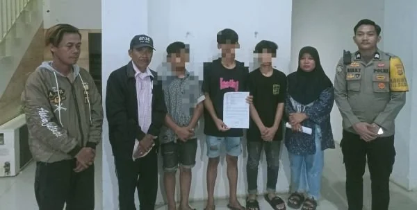 Tiga pemuda di Kelurahan Rangas yang diamankan di Polsek Kota Mamuju (Dok : Ist).