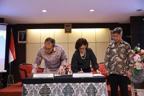 Wali Kota Makassar, Moh. Ramdhan Pomanto, dan Rektor Universitas Gadjah Mada (UGM), Prof. dr. Ova Emilia, resmi menandatangani kerja sama untuk mewujudkan Kota Rendah Karbon di Indonesia, di Kampus UGM, Selasa (14/5). (Dok : Ist)