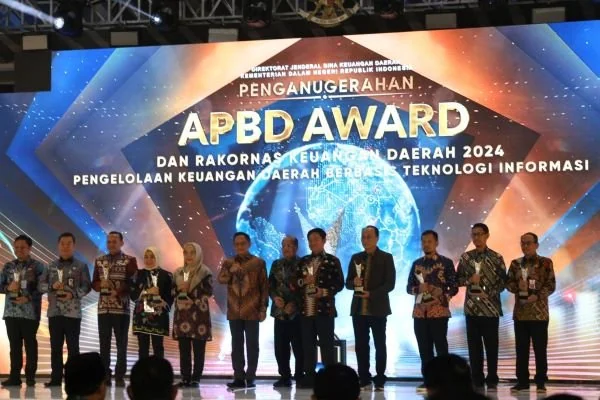 Kepala BPKPD Sulbar  Masriadi Nadi Atjo saat menerima penghargaan (Dok : Ist).