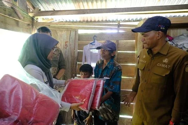 Bupati Gowa, Sitti Husniah Talenrang saat Memberikan Bantuan Terhadap Bocah Viral di Gowa (Dok: Ist).