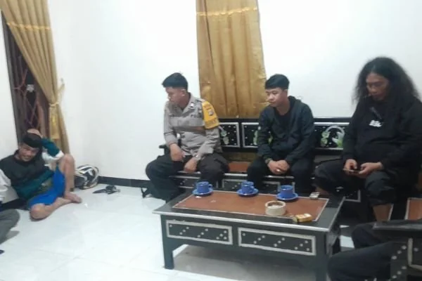Pihak kepolisian saat berada di TKP (Dok : Ist).