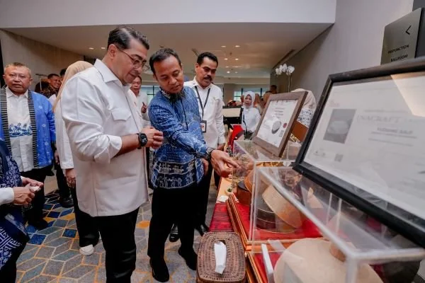 Gubernur Sulsel Andi Sudirman Sulaiman dan Menteri Ekonomi Kreatif/Kepala Badan Ekonomi Kreatif, Teuku Riefky Harsya pada agenda Creators Lab dan pelatihan Emak-Emak Matic yang berlangsung di Hyatt Place (Dok: Ist)