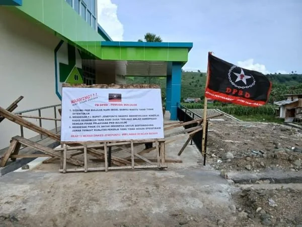 Kondisi gedung Puskesmas Bululoe saat disegel PB DPRD Jeneponto, beberapa waktu lalu. (Foto/ ist KM)
