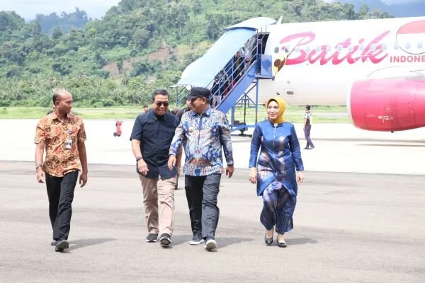 Pj Gubernur Sulbar, Bahtiar Baharuddin saat berada di Bandar udara Tampa Padang Mamuju.