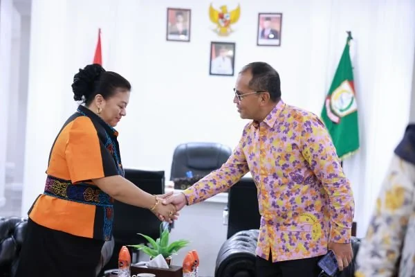 Pertemuan Wali Kota Makassar Moh Ramdhan Pomanto dan Konsulat Jenderal Filipina Mary Jennifer Domingo Dingal di Ruang Kerjanya, Kantor Balai Kota, Kamis (18/04).