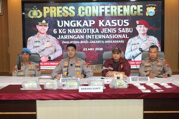 Kapolres Makassar Kombes Pol Arya Perdana, SH., SIK, M.Si  dalam Konferensi pers di aula Mappaodang Polrestabes Makassar didampingi Kasat Resnarkoba Polrestabes Makassar AKBP Lulik Febyantara SIK, MH., Kasi Propam Kompol Ramli, dan Kasi Humas Kompol Wahid