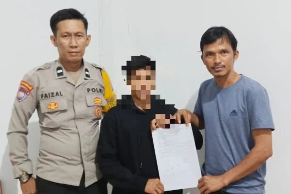 Pria yang mabuk berat saat diamankan di Mapolsekta Mamuju (Dok : Ist).