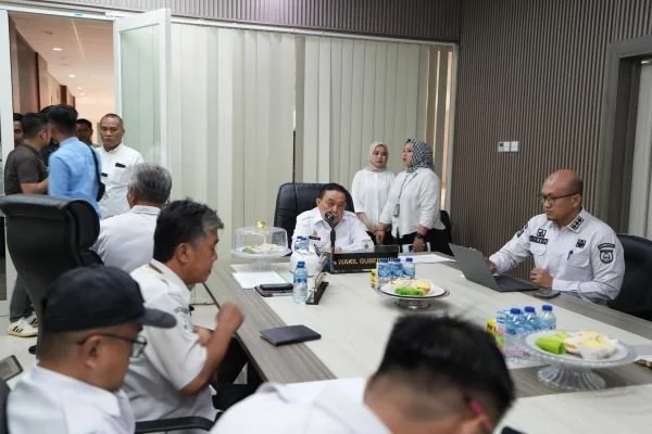 Wakil Gubernur Sulbar saat memimpin rapat internal bersama OPD (Dok : Ist).