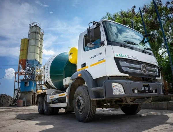 Armada ready mix Kalla Beton, produk ini kembali dipercaya dalam pembangunan Proyek Strategis Nasional Sekolah Garuda di Kendari (Dok: Ist)