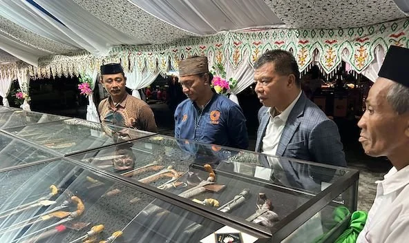 Al-Farabi Beri Bupati Bulukumba Sebilah Badik “La Makkareso”