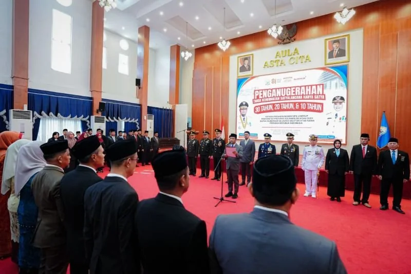 Gubernur Sulsel Sematkan Satyalencana Karya Satya kepada 398 PNS Pemprov (Dok: Ist)