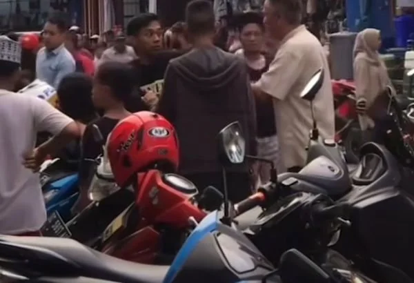 Tangkapan layar video saat Briptu Muh. Ashar personel Polsek Mamuju selamatkan pencuri dari amukan(dok:Ist)