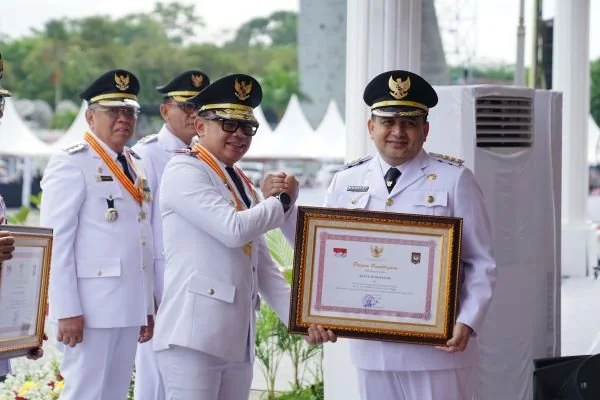 Wali Kota Makassar, Munafri Arifuddin menerima penghargaan dari Wakil Menteri Dalam Negeri, Bima Arya Sugiarto (Dok : Ist).
