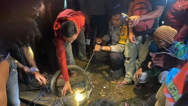 Warga bersama bhabinkamtibmas saat berhasil menangkap buaya (Dok : Ist).