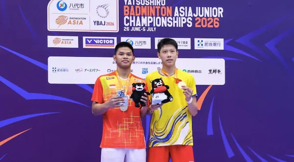Tunggal putra Indonesia Fardhan Rainanda Joe (kiri) memamerkan medali usai meraih perak Kejuaraan Asia Junior 2026 di Yatsushiro City General Gymnasium, Jepang, Minggu (5/7/2026). Fardhan kalah wakil China Hong Tian Yue pada laga final dua gim langsung 18