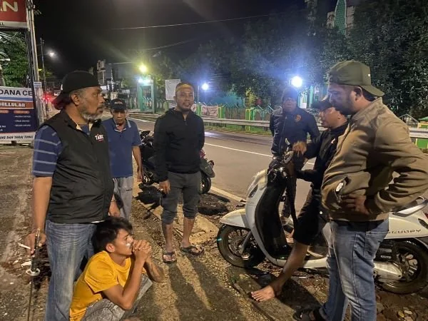 Polsek Manggala saat membubarkan aksi tawuran di Kompleks Aditarani Kelurahan Bitowa (Dok: Ist).