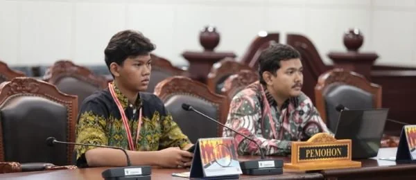 Dua Warga Pemohon Pengujian UU Pekerja Sosial dan UU Penanganan Fakir Miskin, (Dok: Ist).
