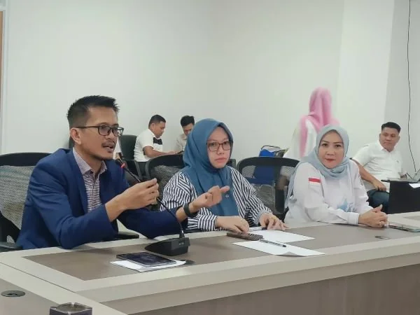 Pimpinan DPRD Sulbar saat menerima audiensi Aliansi Rakyat Bersatu di Kantor DPRD Sulbar. (Dok: Ist)