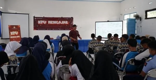 Ketua KPU Bantaeng, M. Saleh saat menyasar pemilih pemula di SMKN 2 Bantaeng. (Ist).