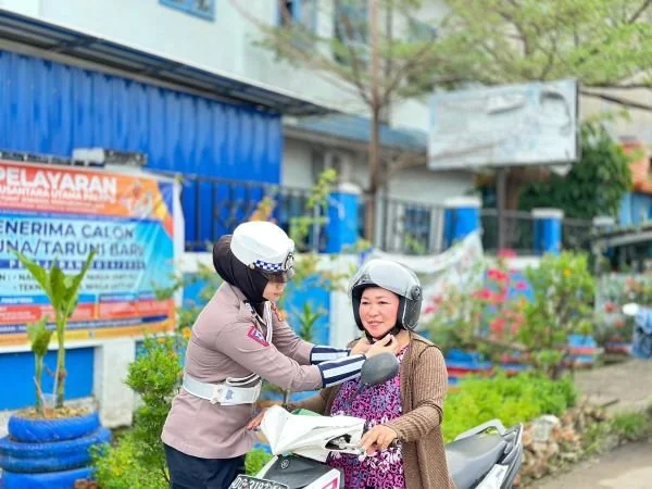 Personel Dirlantas Polda Sulbar saat melmberi edukasi kepada masyarakat.