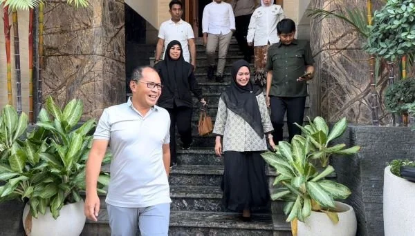 Indah Putri Indriani mengadakan pertemuan dengan Wali Kota Makassar, Moh Ramdhan Pomanto, di kediaman Ramdhan Pomanto di Jalan Amirullah.